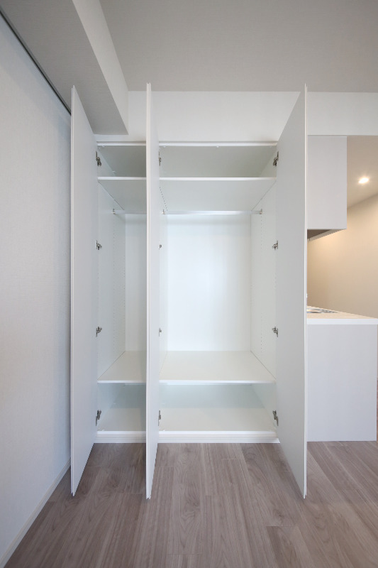 収納　大きく開くクローゼット※同タイプ参考写真