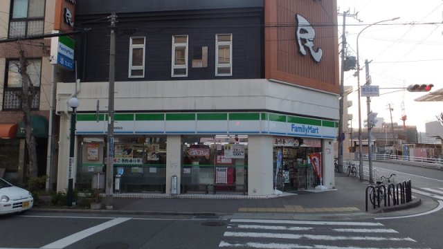 玄関　コンビにまで徒歩約4分。西へ約300ｍ。