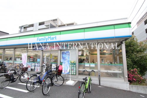 コンビニ　ファミリーマート西新井三丁目店（コンビニ）まで945m