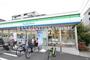 コンビニ　ファミリーマート西新井三丁目店（コンビニ）まで945m