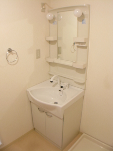 洗面設備　明るい洗面所です