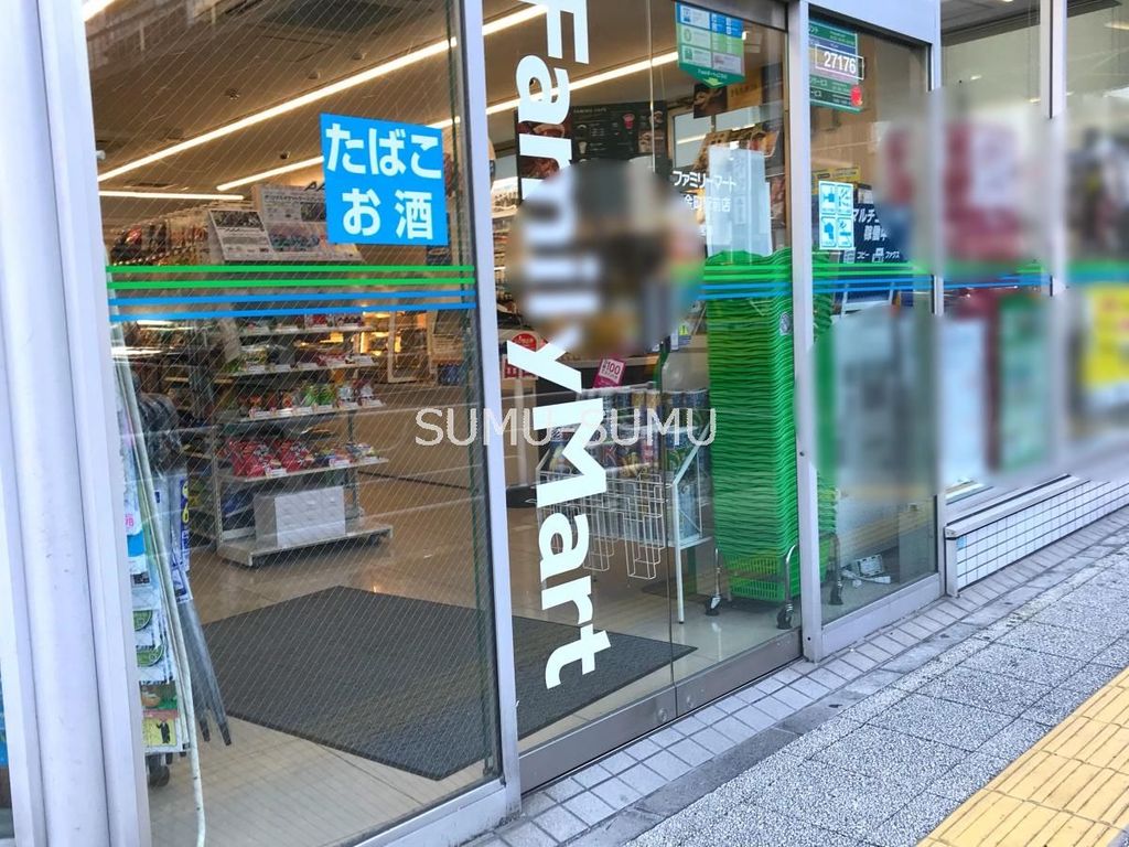 コンビニ　ファミリーマート黄金町駅前店（コンビニ）まで80m