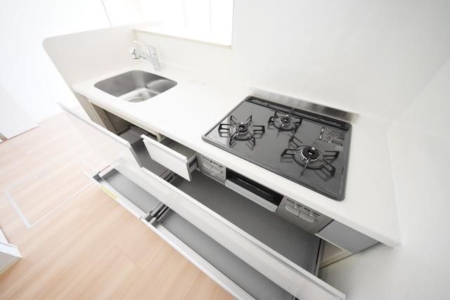 キッチン　★対面キッチン３口、収納たっぷり★