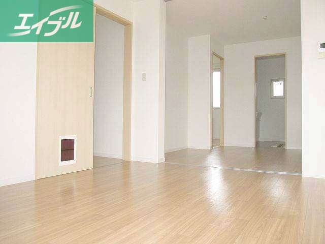 居室・リビング　洋室とダイニングキッチン