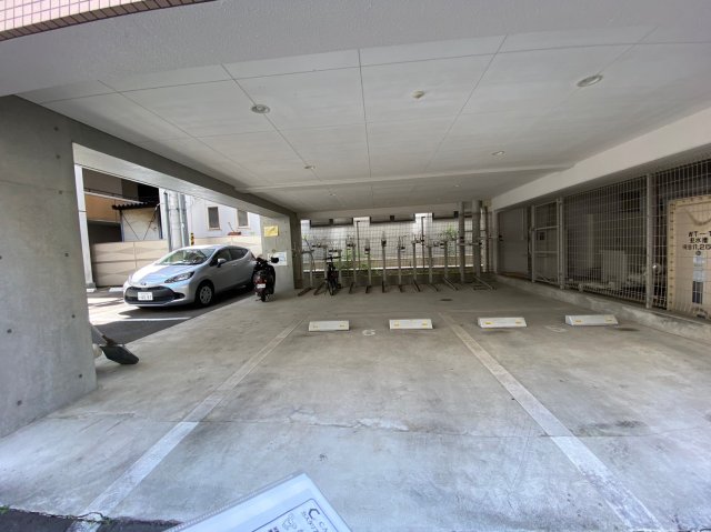 駐車場　304号室の写真になります（現況優先）