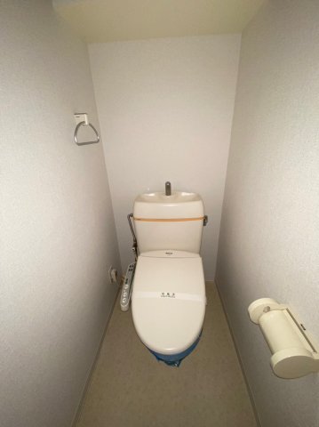 トイレ　304号室の写真になります（現況優先）