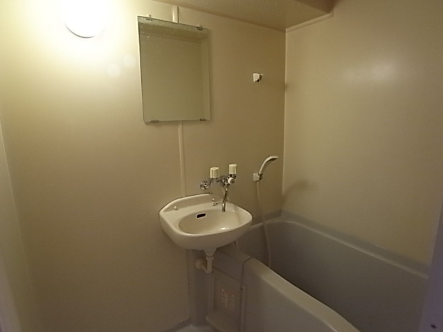 バス・シャワールーム　お風呂・トイレ別のセパレートです。