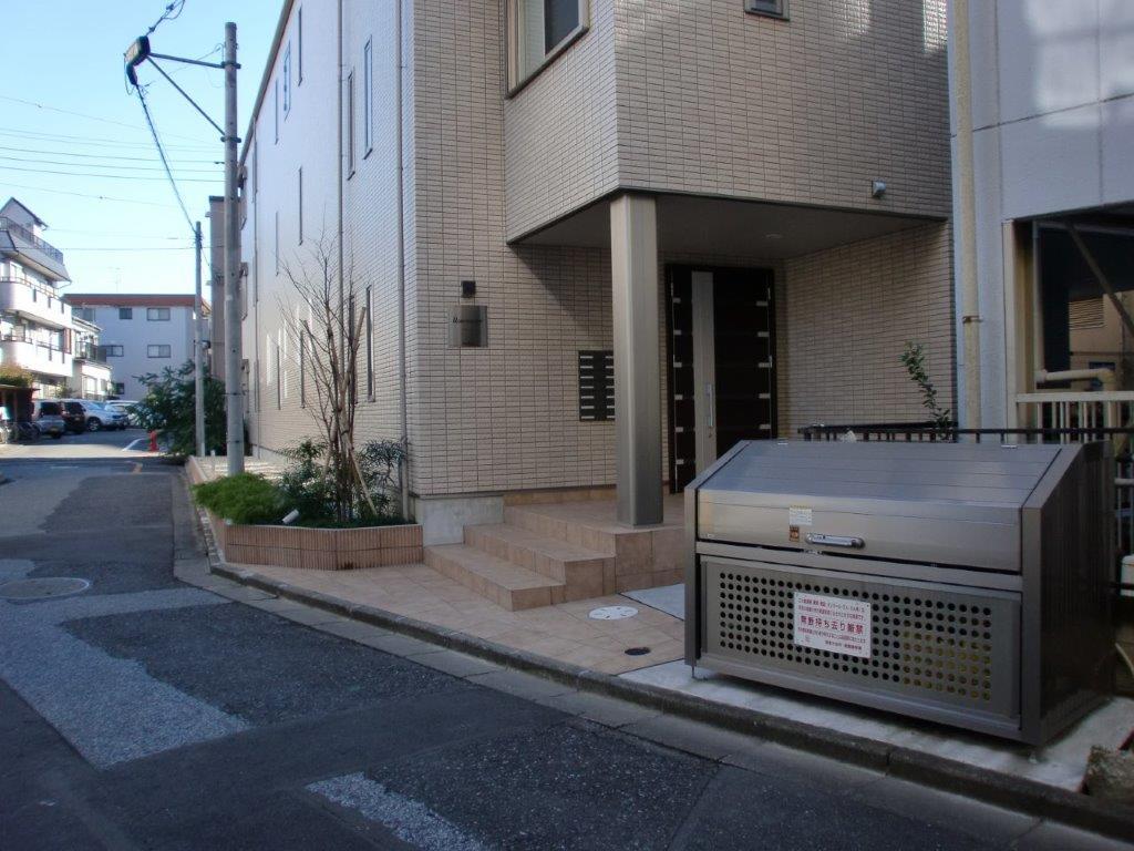 エントランス　落ち着いたエントランスです