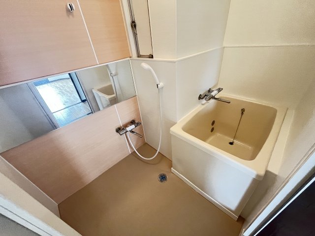 バス・シャワールーム　コンパクトで使いやすいお風呂です