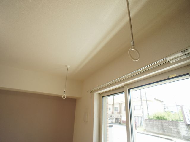 その他設備　室内物干しがあります。