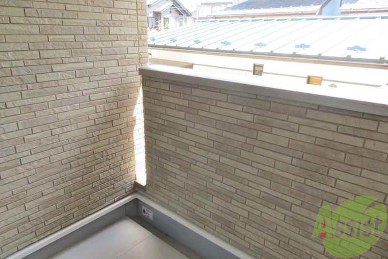 バルコニー　バルコニーつきです。室内にも洗濯物も干せるんですけどね、