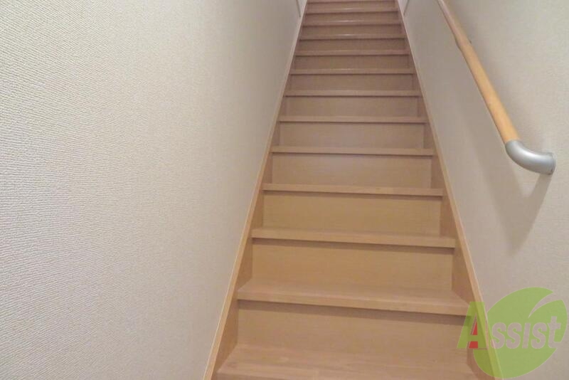 玄関　玄関をあけて階段をあがっていくシステムです。木目がかわいい。