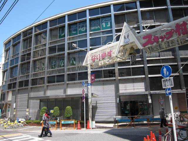 銀行　りそな銀行成増支店（銀行）まで688m
