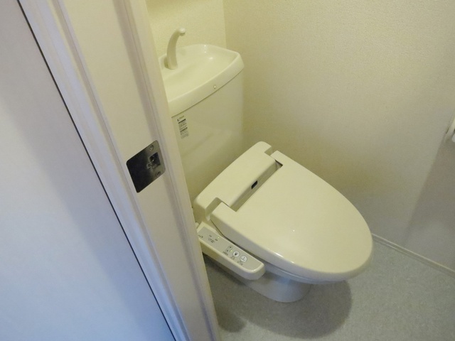トイレ　温水洗浄便座機能が付いたトイレです。