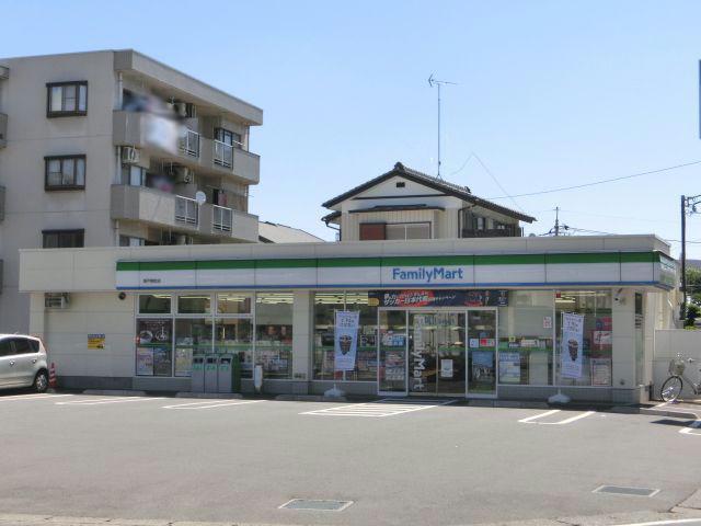 コンビニ　ファミリーマート坂戸南町店（コンビニ）まで242m