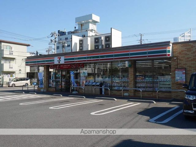 コンビニ　セブンイレブン（コンビニ）まで551m