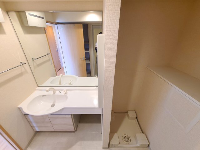 洗面設備　★シャワードレッサー型洗面台＆室内洗濯機置場あり★