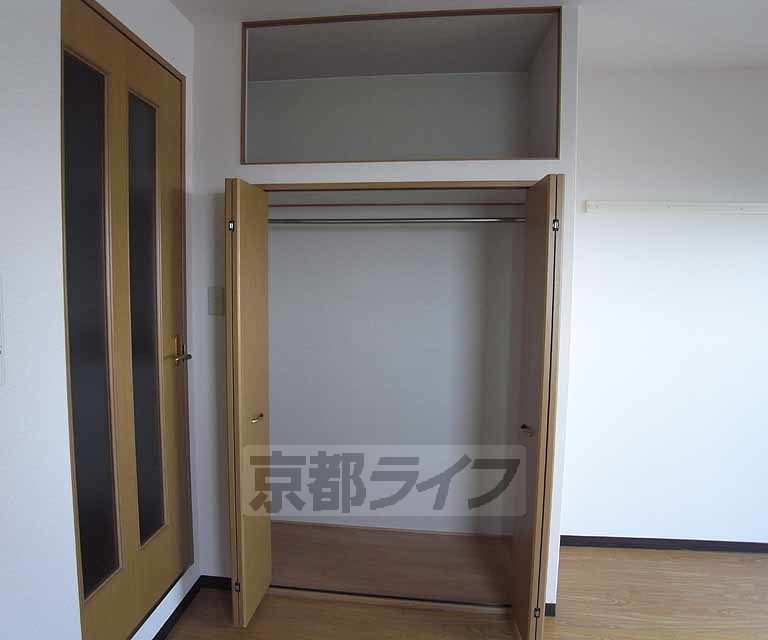 収納　ロングコートＯＫ＆大きな袋棚も有ります。
