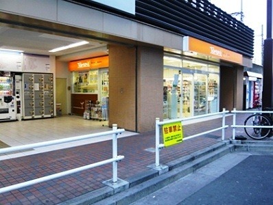 コンビニ　ファミリーマート トモニー西武新宿駅店（コンビニ）まで63m