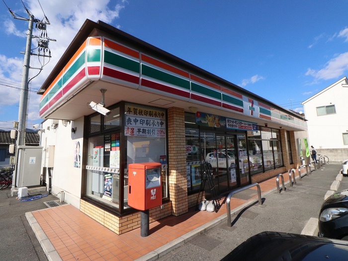 コンビニ　セブンイレブン（コンビニ）まで370m