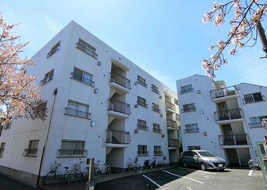 横浜市鶴見区本町通のマンションの建物外観