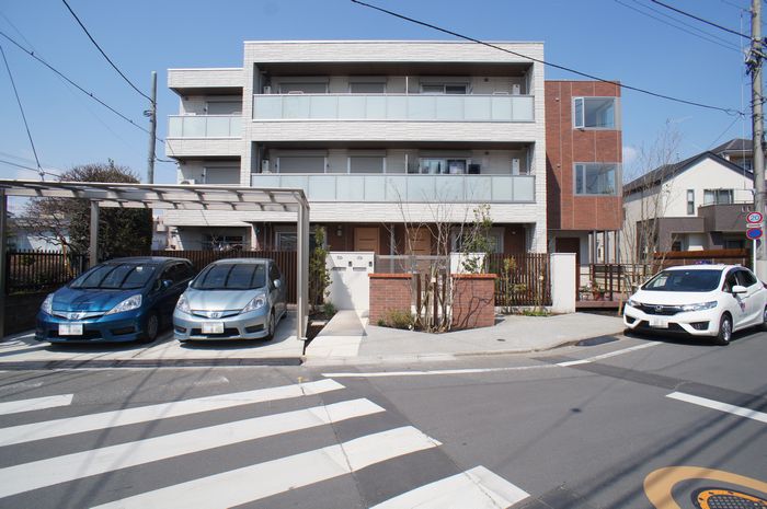 建物外観　共用吹抜をそなえたホテルライク仕様