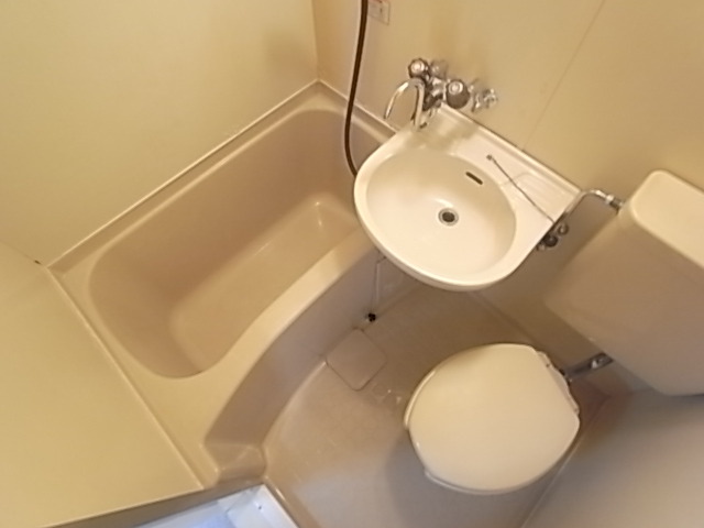 バス・シャワールーム　トイレとお風呂が一緒だとお掃除も便利ですよ