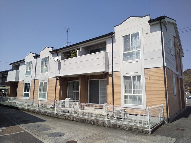 松山市鷹子町のアパートの建物外観