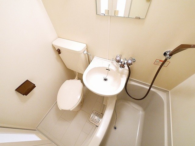 洗面設備　鏡付きで朝の身支度にも活躍します