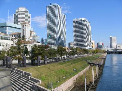 【ドゥーエ横浜駅前の公園】