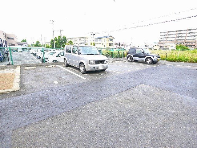 駐車場　駐車場があるので、車を買う予定の方も安心です