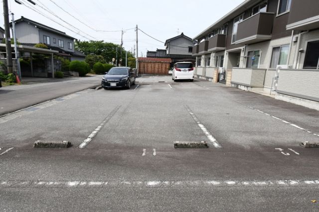 【滑川市中川原のアパートの駐車場】