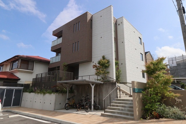 新潟市西区小針台のマンションの建物外観