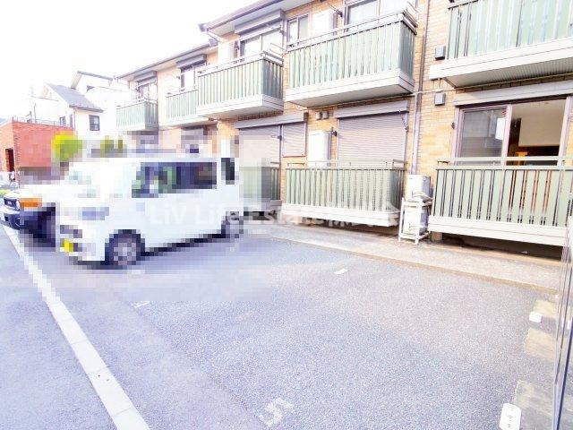 【東大和市芋窪のアパートの駐車場】