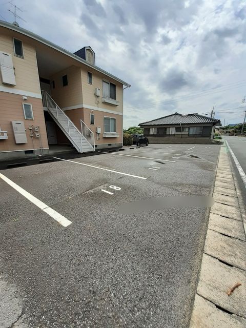 【宇部市大字西岐波のアパートの駐車場】