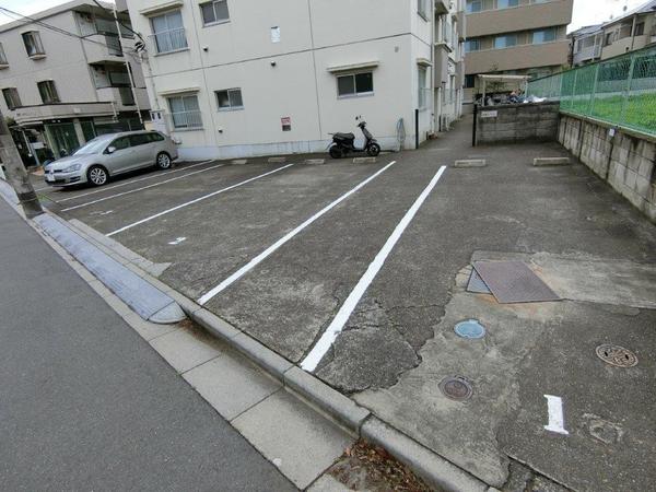 【高橋マンションの駐車場】