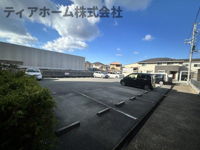 駐車場　駐車場があるので、車を買う予定の方も安心です