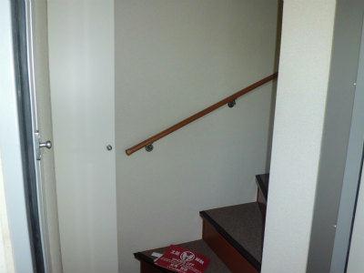 玄関　玄関は１階。階段を昇って居室へ・・・