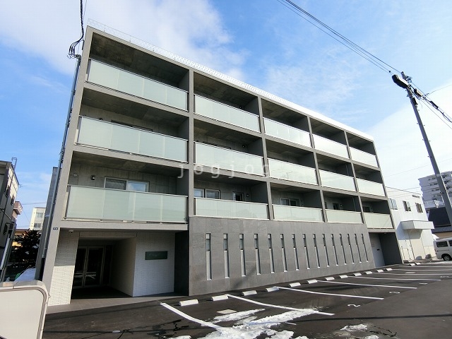 札幌市白石区菊水八条のマンションの建物外観