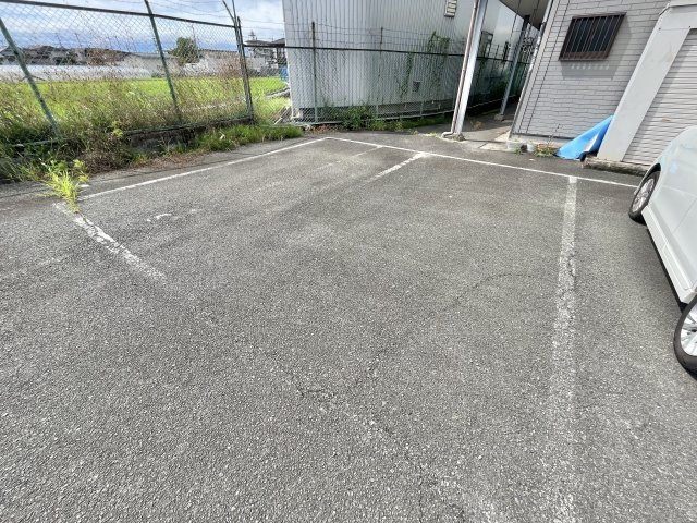 【羽曳野市広瀬のアパートの駐車場】