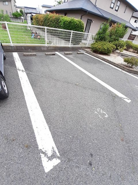 【岡山市中区平井のマンションの駐車場】