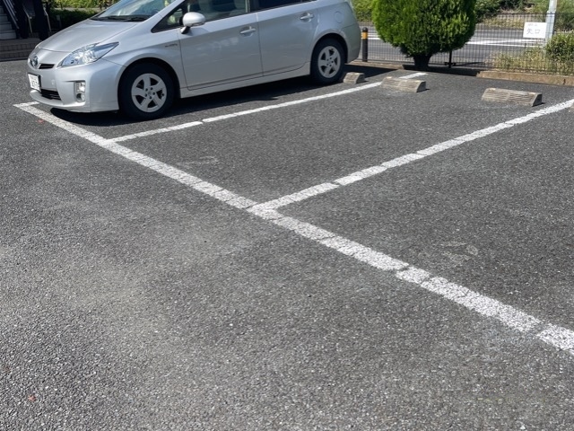 【愛甲郡愛川町中津のアパートの駐車場】