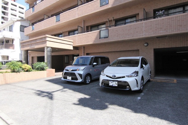 【松山市三番町のマンションの駐車場】