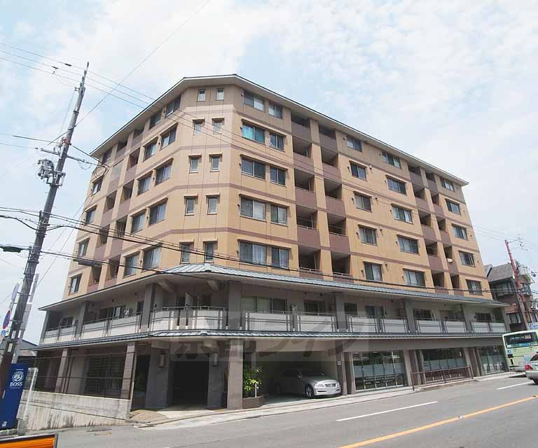 京都市東山区梅林町のマンションの建物外観