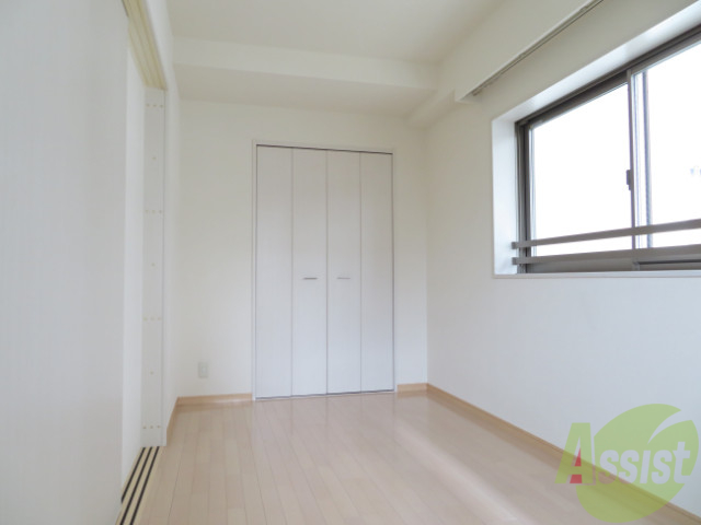 その他部屋・スペース　６帖の広い寝室は、窓が付いて、光を取り込めるので明るいです。