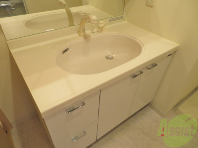 洗面設備　洗面台。朝の身支度はここでばっちり決めましょう。