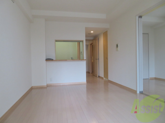 居室・リビング　１１帖のＬＤＫ。落ち着いた雰囲気のお部屋でくつろげます。