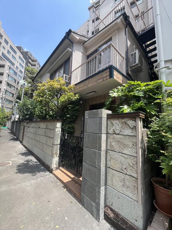 建物外観　外構は高級感のある大谷石を採用。