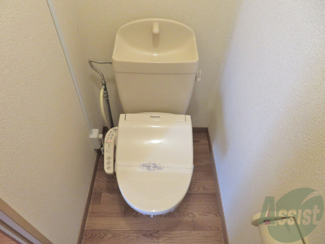トイレ　トイレはこちらウォシュレット付きでうれしいですね