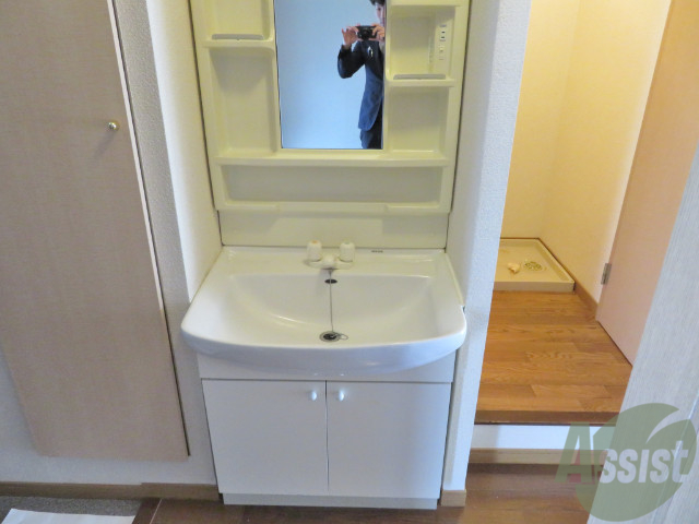 洗面設備　洗面化粧台はシャンプードレッサーつきで便利ですね。